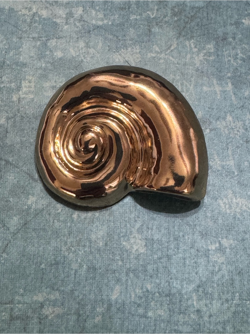 GOLD TONE SHELL BROOCH